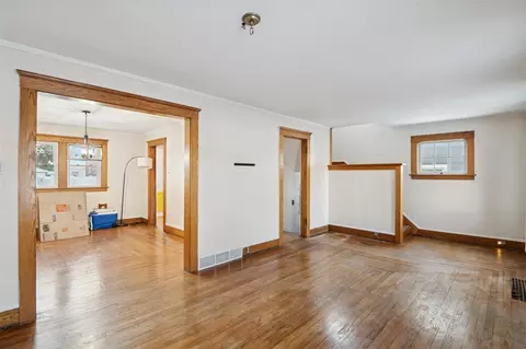 Living - 911 4th, Jackson, MI 49203 photo 1 of 2