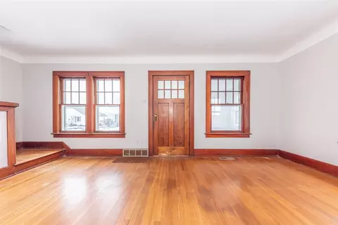 Living - 701 Michigan, Monroe, MI 48162 photo 2 of 4