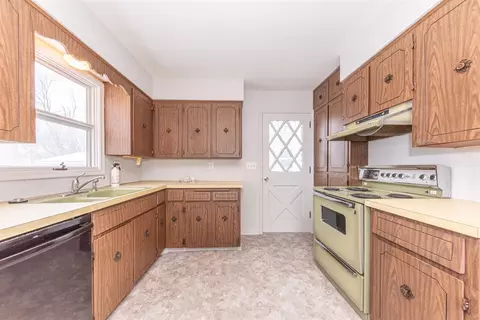 Kitchen - 701 Michigan, Monroe, MI 48162 photo 2 of 5