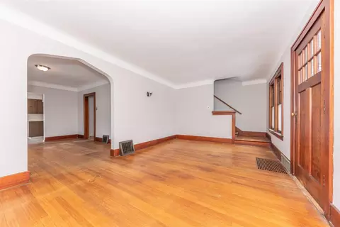 Living - 701 Michigan, Monroe, MI 48162 photo 3 of 4