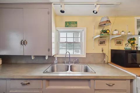Kitchen - 3493 E Michigan, Jackson, MI 49202 photo 3 of 4