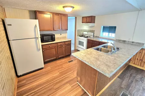 Kitchen - 13122 Riverside, Constantine, MI 49042 photo 2 of 4