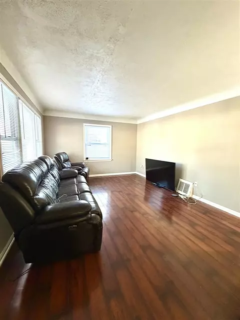 23551 Geneva, Oak Park, MI 48237