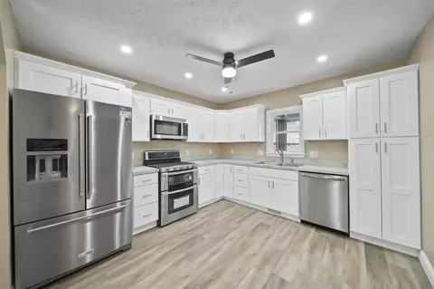 Kitchen - 407 S West, Jackson, MI 49201 photo 1 of 2