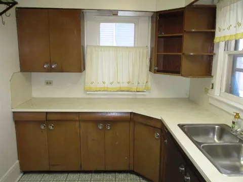 Kitchen - 1712 E Ganson, Jackson, MI 49202 photo 2 of 5