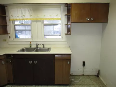 Kitchen - 1712 E Ganson, Jackson, MI 49202 photo 3 of 5