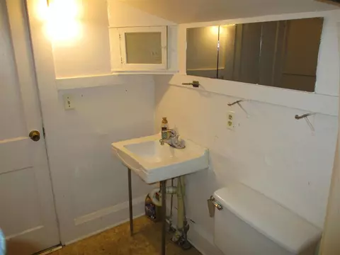 Bath - 1712 E Ganson, Jackson, MI 49202 photo 2 of 3