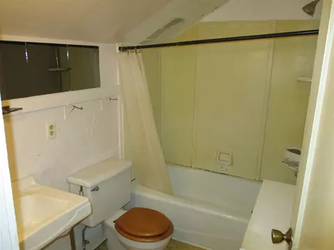 Bath - 1712 E Ganson, Jackson, MI 49202 photo 1 of 3