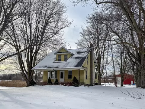 566 S Blue Crk, Benton Harbor, MI 49022