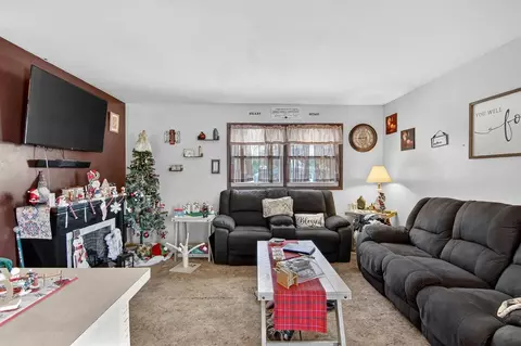 Living - 908 Springcrest, Jackson, MI 49203 photo 2 of 3