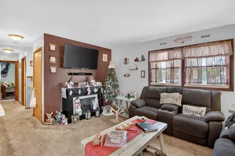 Living - 908 Springcrest, Jackson, MI 49203 photo 1 of 3