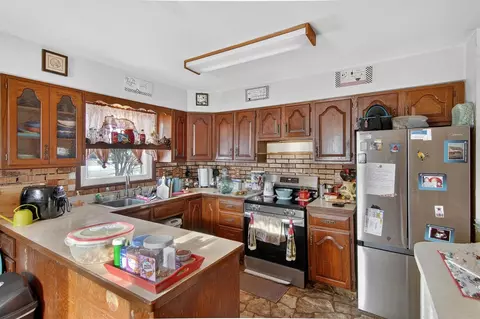 Kitchen - 908 Springcrest, Jackson, MI 49203 photo 2 of 4