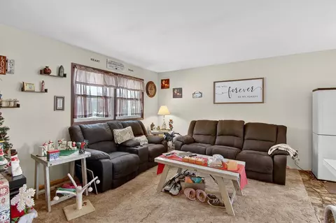Living - 908 Springcrest, Jackson, MI 49203 photo 3 of 3