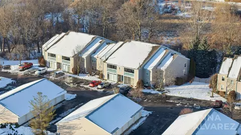 3029 Poplar Crk #103, Kentwood, MI 49512