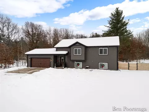 11809 Crimson Crk, Gowen, MI 49326