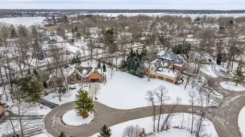 4275 Forest Valley Ct, Waterford, MI 48328