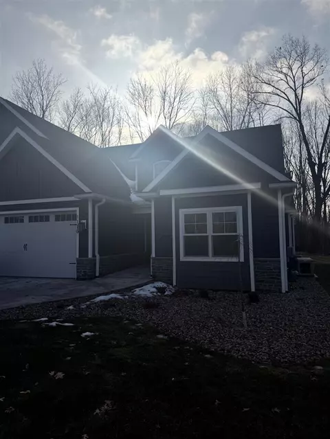 1170 Lochaven #8B, Hillsdale, MI 49242