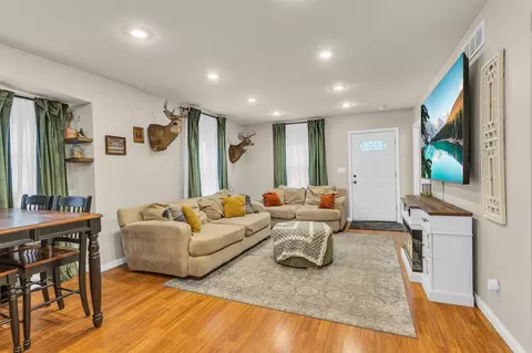Living - 110 N Thompson, Jackson, MI 49202 photo 2 of 2