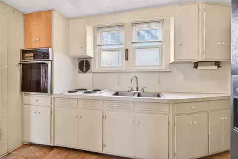 Kitchen - 907 N Elm, Jackson, MI 49202 photo 1 of 5