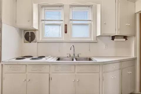 Kitchen - 907 N Elm, Jackson, MI 49202 photo 4 of 5