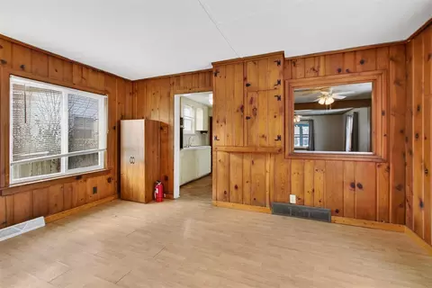 Living - 907 N Elm, Jackson, MI 49202 photo 1 of 9