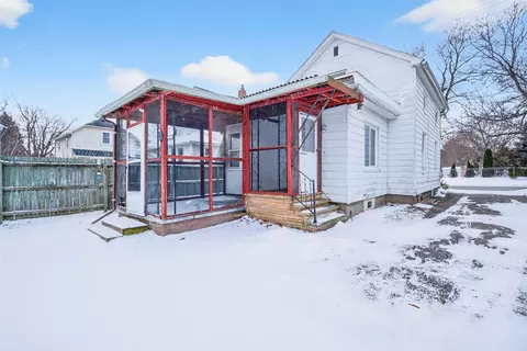 Exterior - 907 N Elm, Jackson, MI 49202 photo 6 of 10