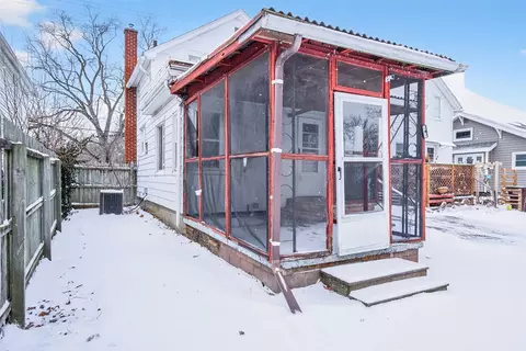 Exterior - 907 N Elm, Jackson, MI 49202 photo 7 of 10