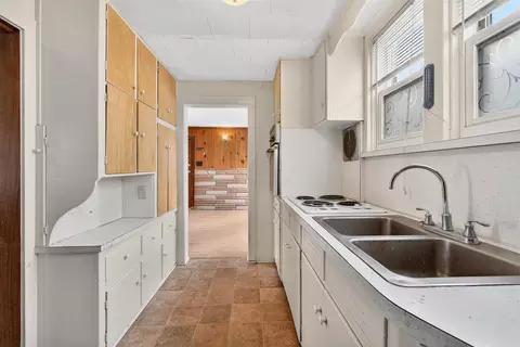 Kitchen - 907 N Elm, Jackson, MI 49202 photo 2 of 5