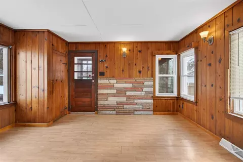 Living - 907 N Elm, Jackson, MI 49202 photo 3 of 9