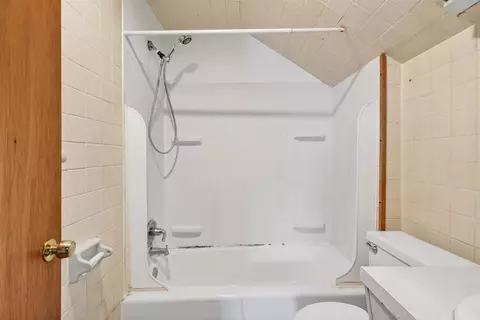 Bath - 907 N Elm, Jackson, MI 49202 photo 2 of 2