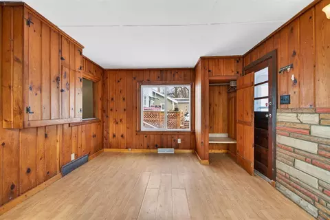 Living - 907 N Elm, Jackson, MI 49202 photo 2 of 9