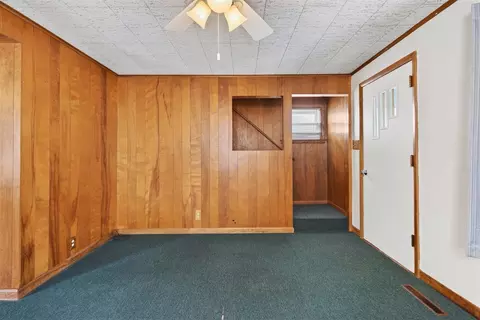 Living - 907 N Elm, Jackson, MI 49202 photo 8 of 9