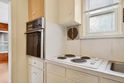 Kitchen - 907 N Elm, Jackson, MI 49202 photo 3 of 5