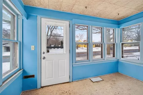 Exterior - 907 N Elm, Jackson, MI 49202 photo 2 of 10