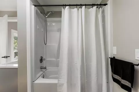 Bath - 309 N N Park, Jackson, MI 49201 photo 4 of 6