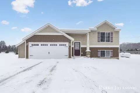 14057 Olin Lks, Cedar Springs, MI 49319