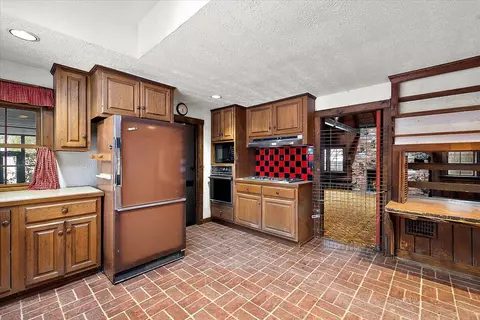 Kitchen - 735 Renshaw, Clawson, MI 48017 photo 4 of 5