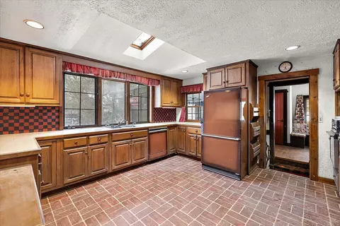 Kitchen - 735 Renshaw, Clawson, MI 48017 photo 3 of 5