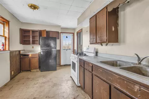 Kitchen - 2010 Lansing, Jackson, MI 49202 photo 3 of 3