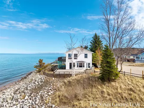 2767 N Lakeshore, Mears, MI 49436