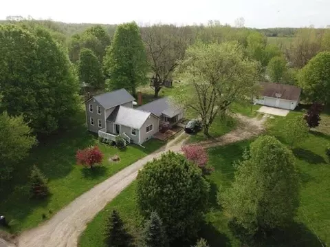 3151 E Bacon, Hillsdale, MI 49242