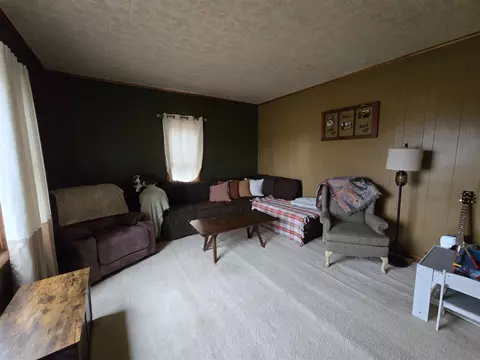 Living - 8662 Stony Lk, Jackson, MI 49201 photo 2 of 3