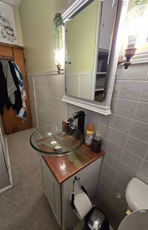 Bath - 8662 Stony Lk, Jackson, MI 49201 photo 3 of 3