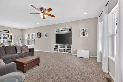 Living - 5124 Emerald, Jackson, MI 49201 photo 3 of 4