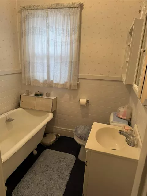 Bath - 833 Backus, Jackson, MI 49202 photo 1 of 1