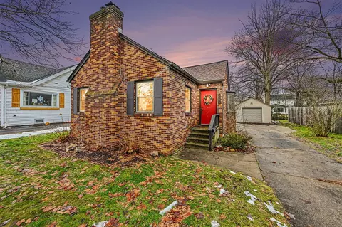 1221 Cambridge, Kalamazoo, MI 49001
