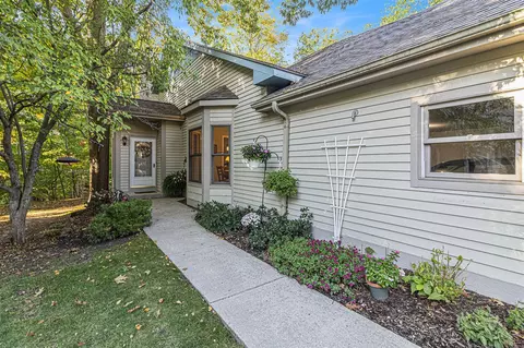 2031 N Cross Crk, Grand Rapids, MI 49508