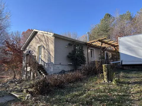 5372 122nd, Fennville, MI 49408