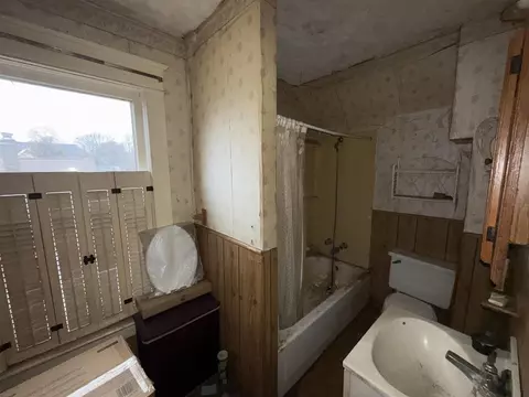 Bath - 427 Monroe, Marshall, MI 49068 photo 2 of 2