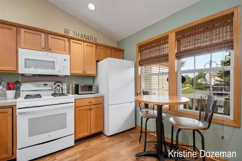 Kitchen - 385 Abbey Ml, Ada, MI 49301 photo 3 of 4